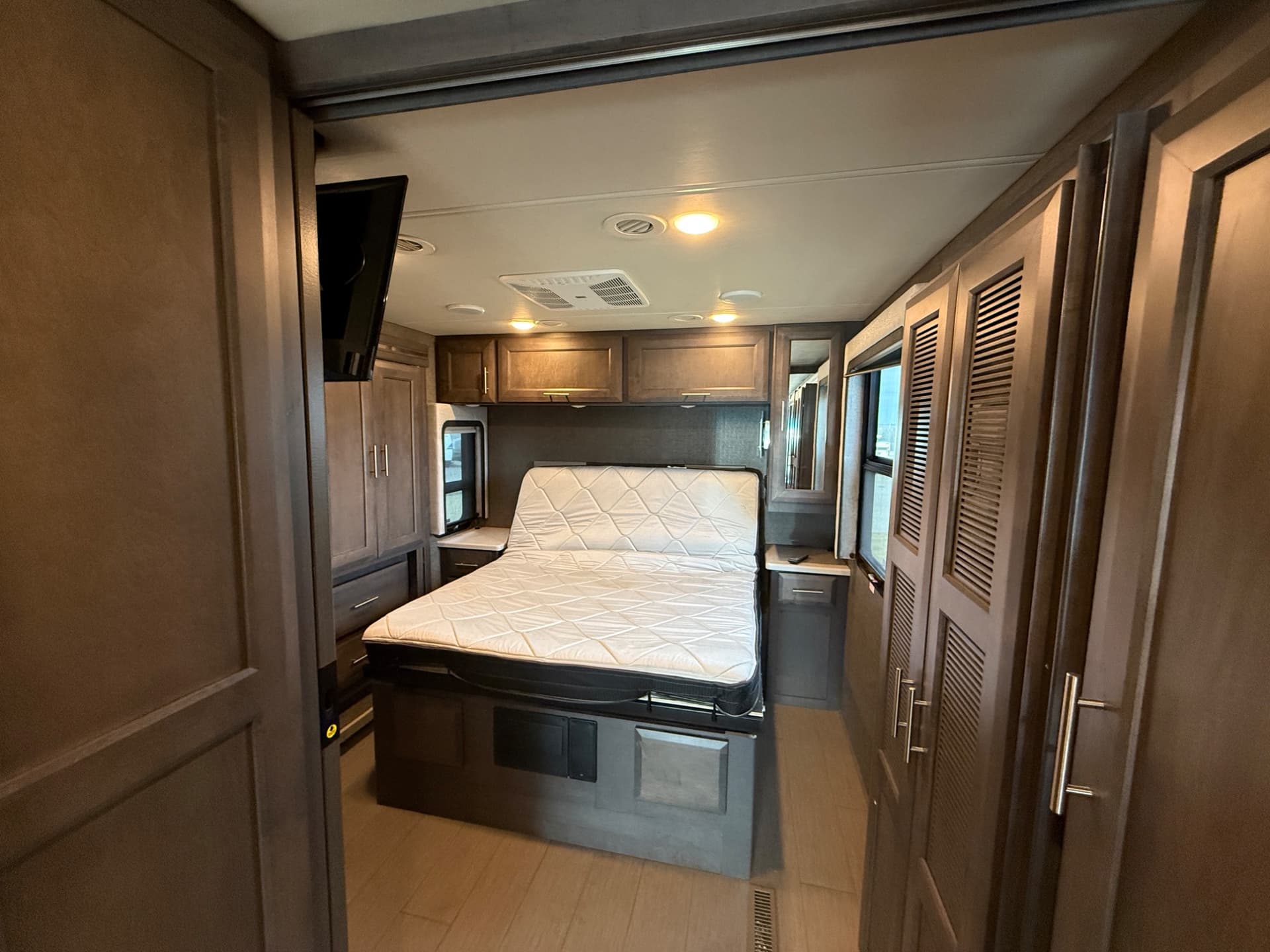 2022 Thor Motor Coach 2022 Thor Motor Coach Palazzo - thumbnail 23