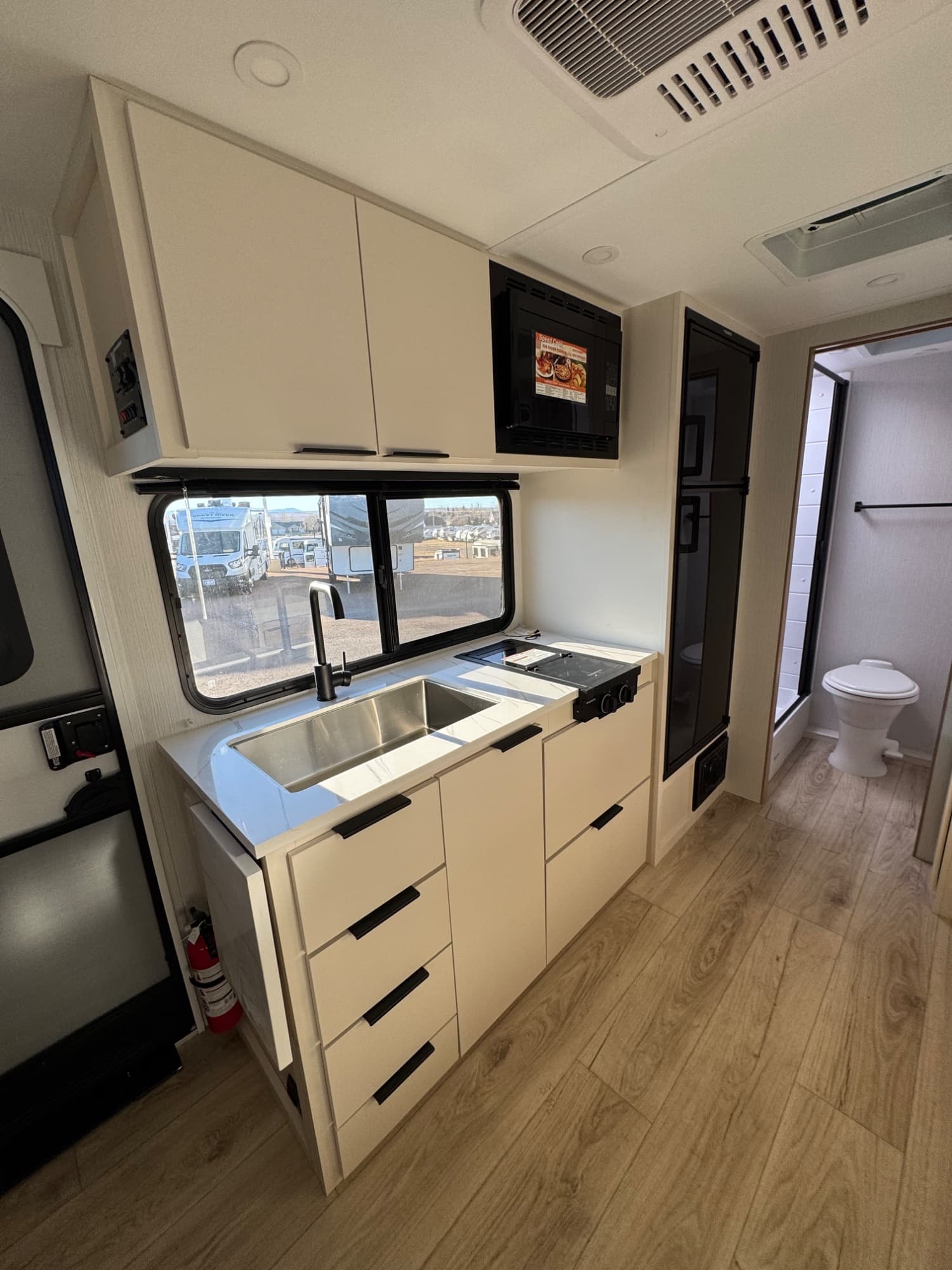 2026 Winnebago 2026 Winnebago Micro Minnie - thumbnail 9