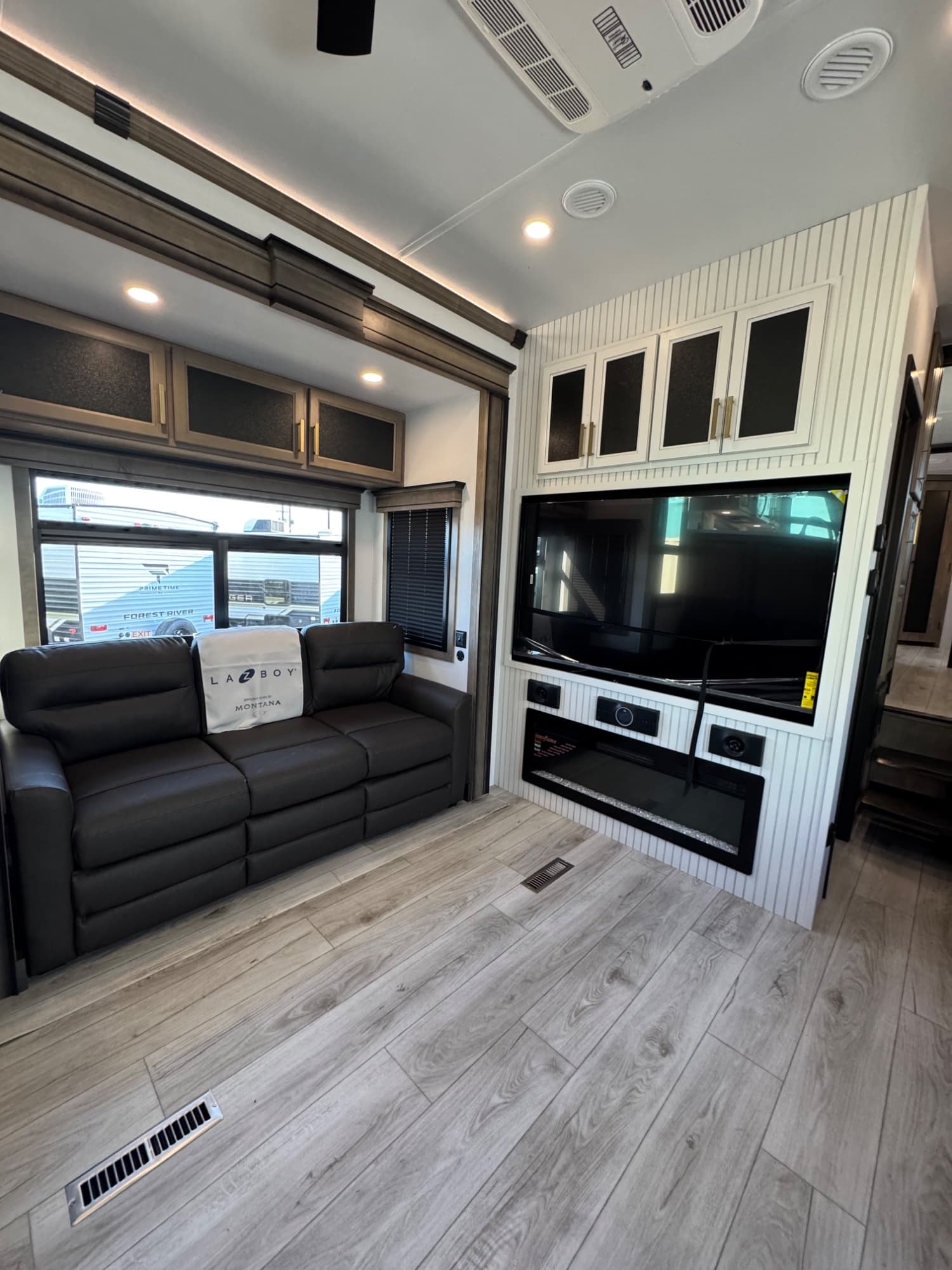 2026 Keystone RV 2026 Keystone RV Montana - thumbnail 15