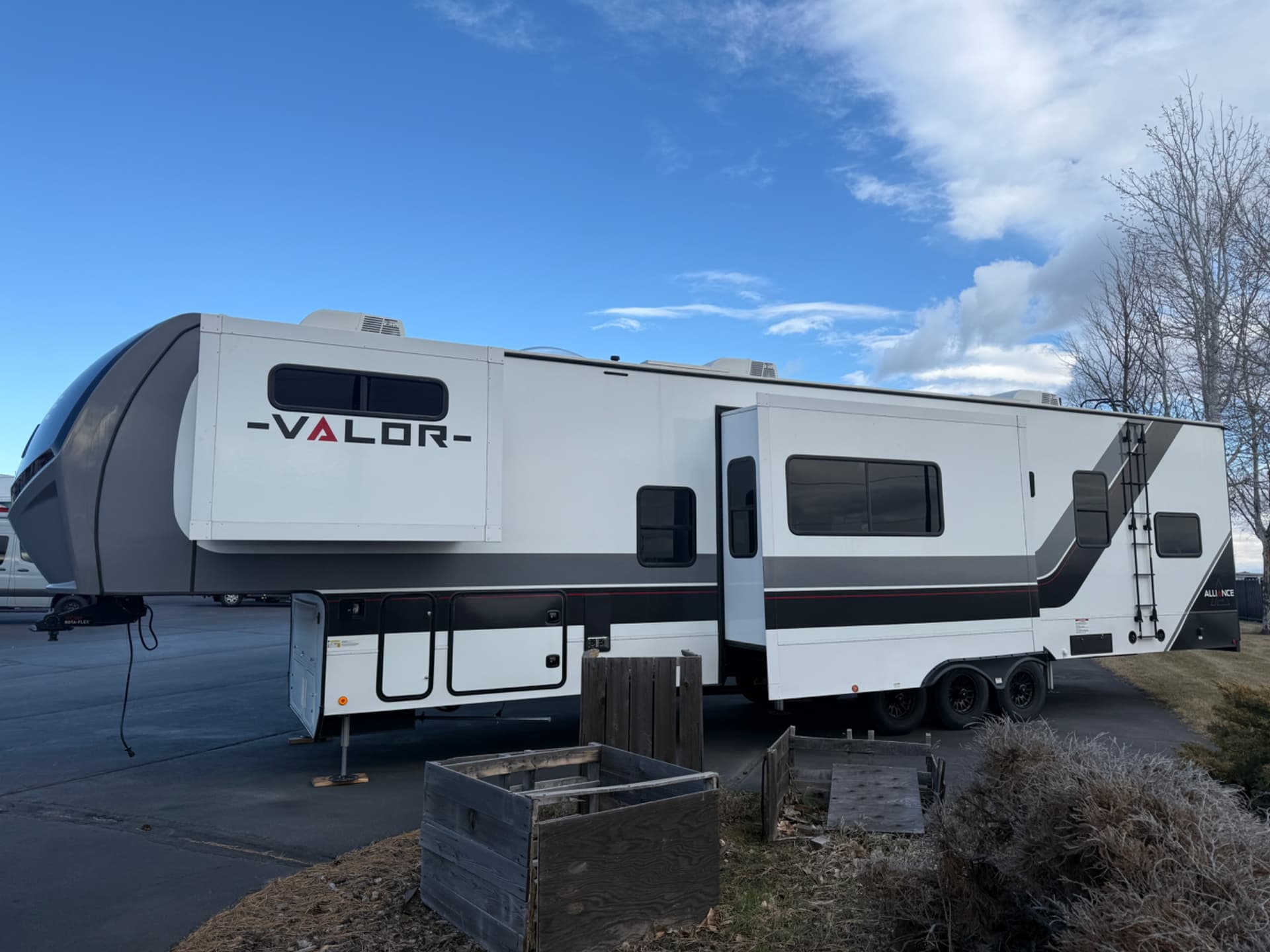2025 Alliance RV 2025 Alliance RV Valor - thumbnail 3
