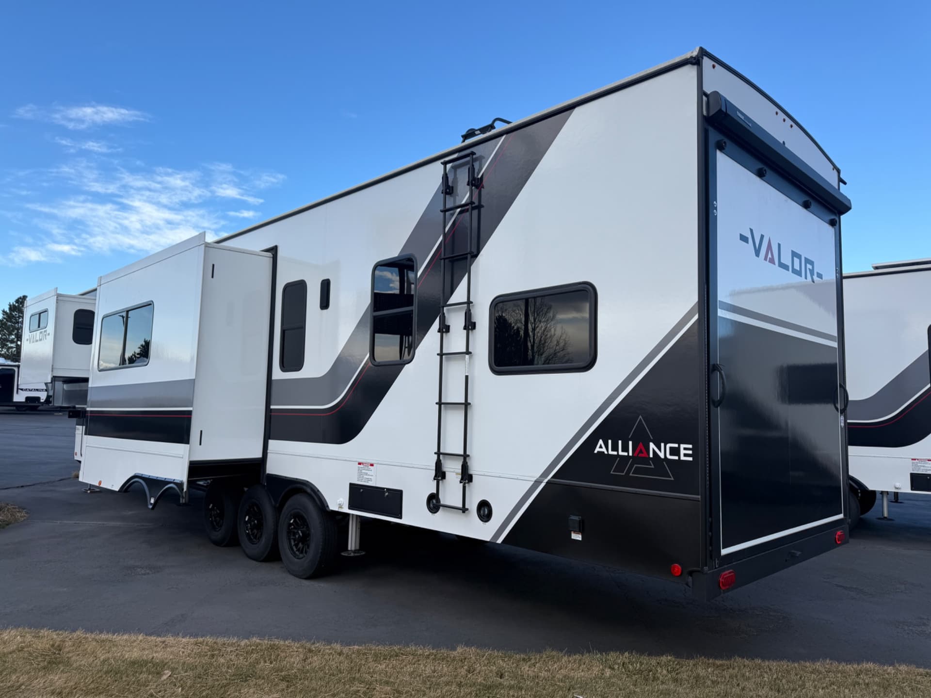 2025 Alliance RV 2025 Alliance RV Valor - thumbnail 4