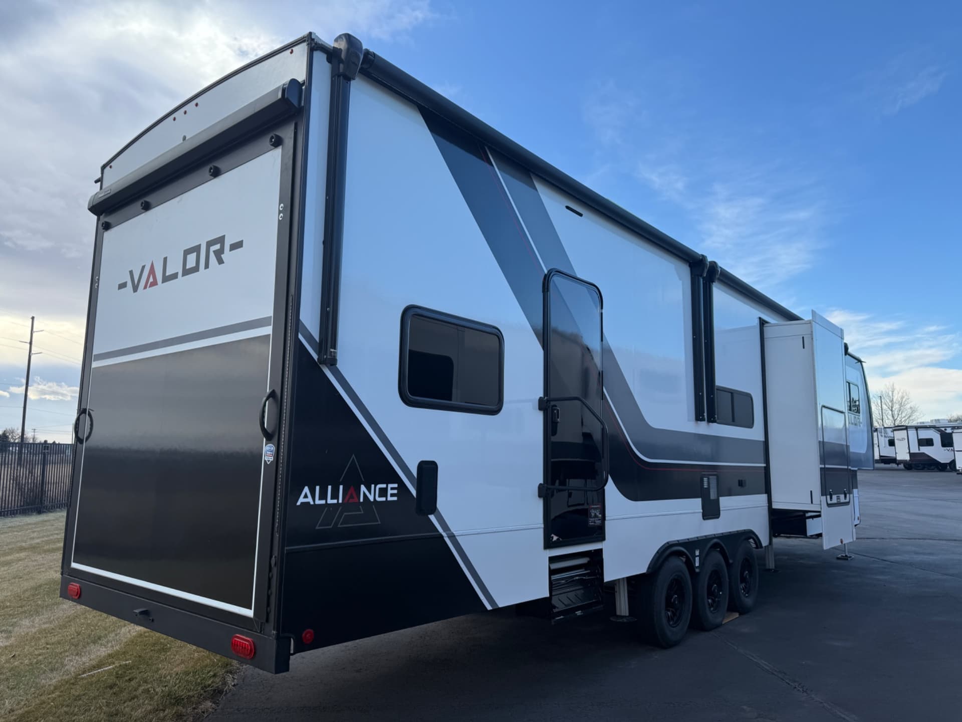 2025 Alliance RV 2025 Alliance RV Valor - thumbnail 5